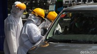 Petugas kesehatan, lengkap dengan pakaian alat pelindung diri (APD) bergerak cepat melakukan rapid test. Seperti diketahui, rapid test ini dilakukan berdasarkan jadwal dan waktu yang sudah ditentukan.