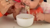 “Mencoba menu baru dari Bunda, mie sop buntut,” kata Sarwendah. Wah, enak banget nih menunya! Foto: Instagram
