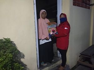 Kader PDIP Surabaya Berikan Bantuan untuk Warga Terdampak Corona
