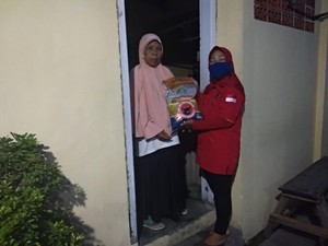 Kader PDIP Surabaya Berikan Bantuan untuk Warga Terdampak Corona