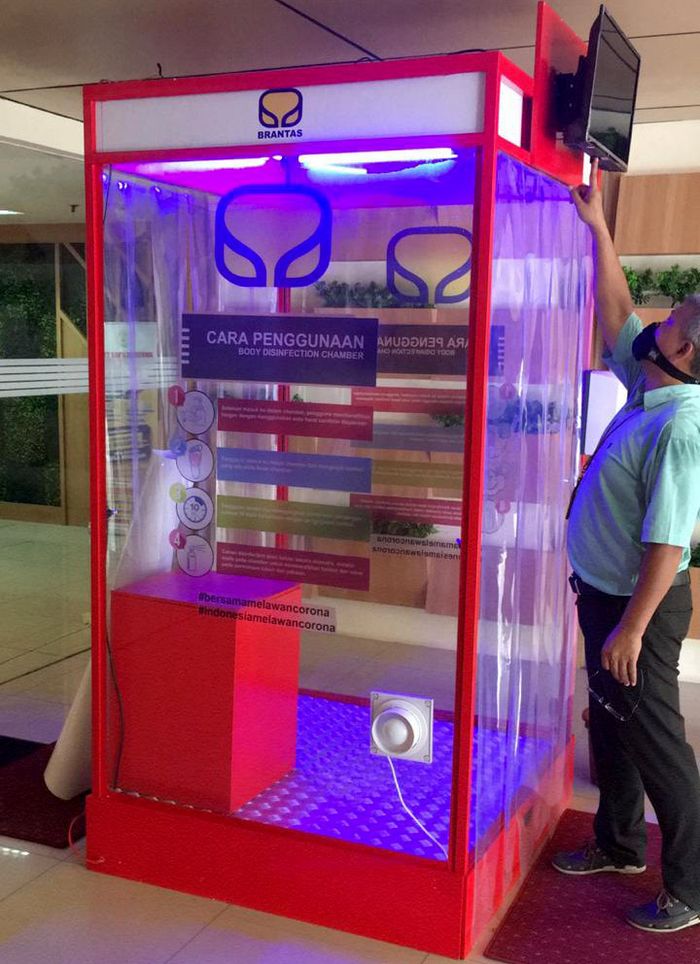 Beberapa Instansi Negara juga Pakai Bilik Disinfektan Meski sempat diterpa isu miring akan kesehatan yang tak aman, Bilik Disinfektan juga rupanya dipakai oleh beberapa instansi negara loh. Vietnam pun mengklaim bisa mengurangi penyebaran Corona.
