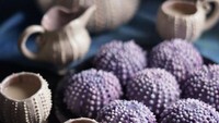 Bertemakan laut, kue ini dibuat menyerupai bulu babi di lautan. Kue berbentuk bulu babi tersebut merpakan kue cokelat dengan bahan-bahan yang dirahasiakan. Lalu lapisan luarnya dibuat dari fondant homemade rasa buah berry. Foto: Instagram @thewondersmith