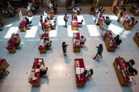 Selama masa karantina, banyak tempat makan dan restoran yang tutup di Thailand. Aplikasi online pun jadi salah satu solusinya. Masyarakat merasa sangat terbantu dengan adanya aplikasi online seperti grab food dan Food Panda.