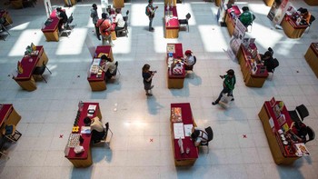 Proses antrian dan Pengambil makanan pun sekarang sudah dijaga jarak (social distancing) mengikuti anjuran WHO guna meminimalisir penyebaran virus Corona.