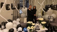 Dybala hampir tak punya momen kulineran sendiri. Ia selalu terlihat asyik menikmati makanan bersama teman atau keluarga. Pria murah senyum ini juga terbilang eksis di media sosialnya. Foto: instagram paulo dybala