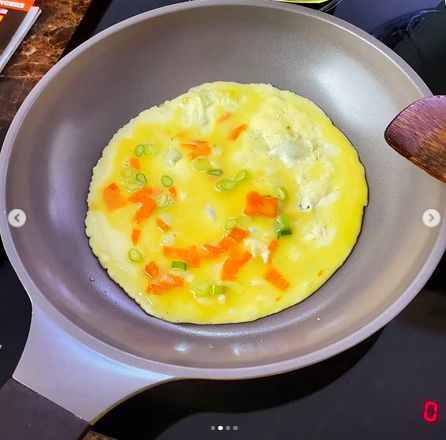 Rossa masak mie instan dan telur dadar