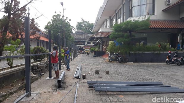 Pemasangan pagar di lokasi karantina pemudik di Grha Wisata Niaga, Solo, Sabtu (4/4/2020).