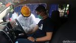 Potret Warga Bandung Jalani Rapid Test dengan Drive Thru