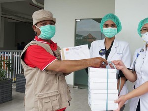 Pandemi Covid-19, Ketua Kadin Sumbang 1.000 Nasi Kotak untuk Paramedis
