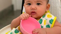 Duh, Thania pasti bete deh! Saat masih semangat makan, mangkoknya sudah kosong. Foto: Instagram