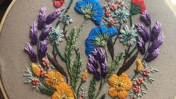 Kamu juga bisa mengasah bakat terpendammu dengan menyulam.