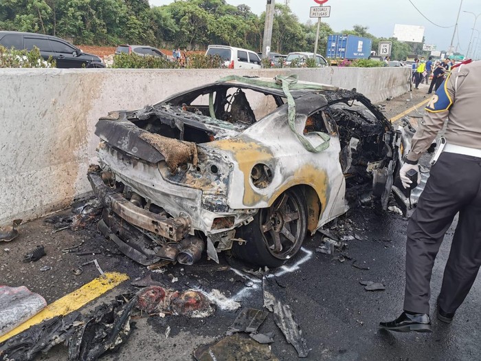 Mobil Nissan GT-R yang dikemudikan Wakil Jaksa Agung Arminsyah terbakar