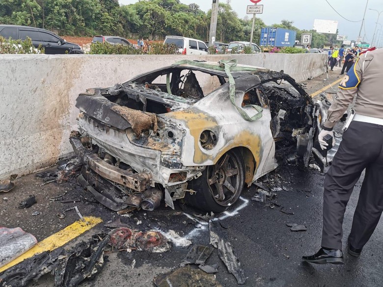 Mobil Nissan GT-R yang dikemudikan Wakil Jaksa Agung Arminsyah terbakar Mobil Nissan GT-R yang dikemudikan Wakil Jaksa Agung Arminsyah terbakar