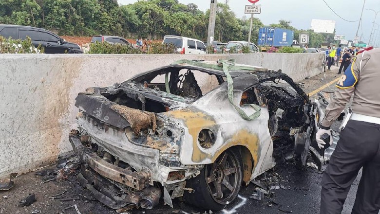 Mobil Nissan GT-R yang dikemudikan Wakil Jaksa Agung Arminsyah terbakar Mobil Nissan GT-R yang dikemudikan Wakil Jaksa Agung Arminsyah terbakar