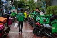 Selama masa karantina, banyak tempat makan dan restoran yang tutup di Thailand. Aplikasi online pun jadi salah satu solusinya. Masyarakat merasa sangat terbantu dengan adanya aplikasi online seperti grab food dan Food Panda.