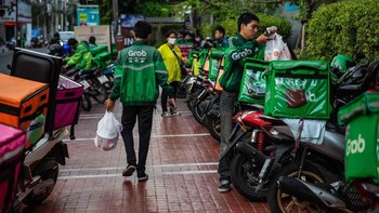 Karena banyaknya tempat makan yang tutup, aplikasi pengiriman makanan restoran seperti Grab Food dan Food Panda jadi semakin populer dna banyak peminatnya di Thailand.