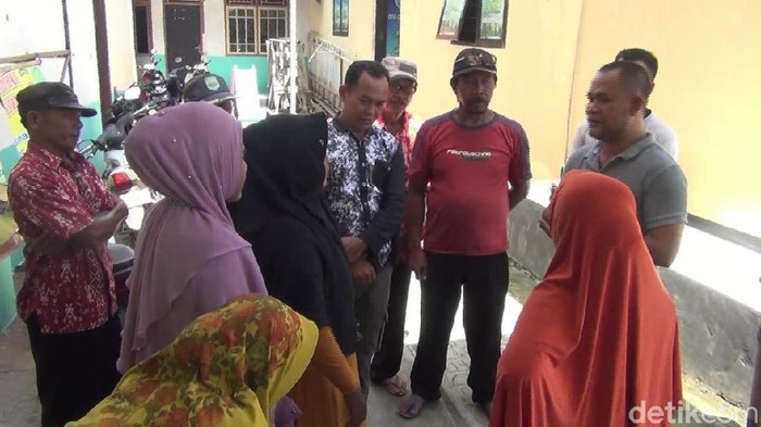 Emak2 subang geruduk kantor desa tanya dana kompensasi covid-19