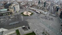 Kawasan eksotis dan pusat turis dari berbagai penjuru dunia, Taksim Square ikut lengang, Jumat (3/4/2020). Anadolu Agency via Getty Images