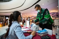 Selama masa karantina, banyak tempat makan dan restoran yang tutup di Thailand. Aplikasi online pun jadi salah satu solusinya. Masyarakat merasa sangat terbantu dengan adanya aplikasi online seperti grab food dan Food Panda.