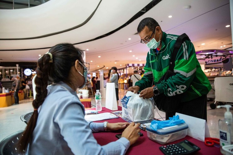Selama masa karantina, banyak tempat makan dan restoran yang tutup di Thailand. Aplikasi online pun jadi salah satu solusinya. Masyarakat merasa sangat terbantu dengan adanya aplikasi online seperti grab food dan Food Panda.