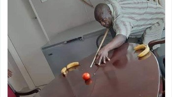 Pria ini mengubah meja makannya menjadi meja billiar! Keren...