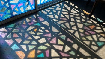 Ada juga kelakuan orang-orang kreatif ini menghias jendela dengan selotip dan kertas mika sehingga dapat pantulan yang keren!