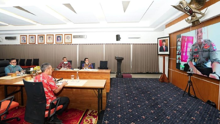 bupati anas melakukan teleconference