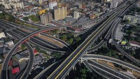 Persimpangan jalan tol di Caracas, Venezuela diambil dari udara, Sabtu (28/3/2020). AP Photo/Matias Delacroix