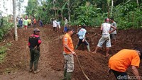 Saat ini warga bergotong royong menyiapkan jalur alternatif.