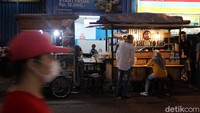 Pasar Lama terkena dampaknya, hanya ada sejumlah pedagang yang memilihuntuk tetap berjualan. Padahal, biasanya sepanjang jalan Kisamaun ini berderet hingga penuh sesak pedagang dan pembeli.