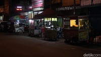 Seorang pedagang menanti pembeli.