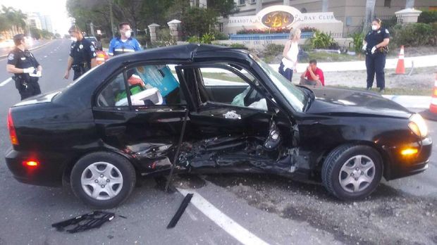 Hyundai Accent yang terlibat kecelakaan dengan Chevrolet Corvette