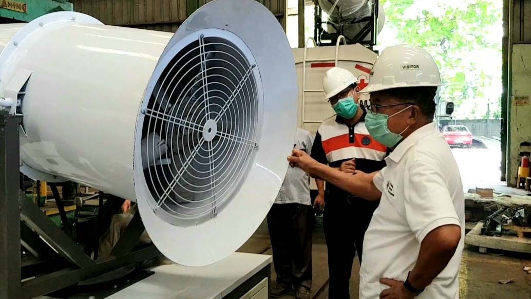 Ketum PMI Jusuf Kalla meninjau proses perakitan armada gunner milik PMI. Armada gunner ini akan digunakan untuk penyemprotan disinfektan terkait virus corona.