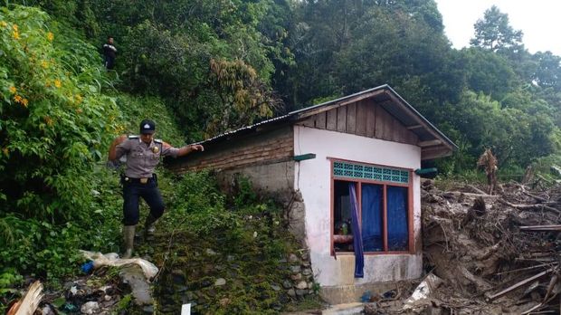 Rumah Warga yang Rusak Karena Longsor