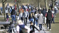 Jalan-jalan di Dortmund, juga masih ramai dengan warga. Meski pemerintah Jerman meminta warganya untuk menjaga jarak terkait penyebaran virus corona, namun sejumlah warga Dortmund tetap berkumpul. AP Photo/Martin Meissner.