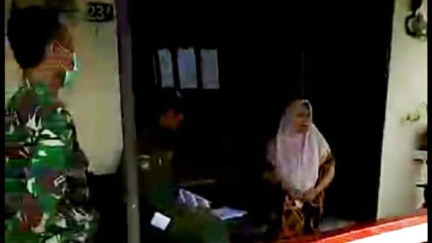 Tangkapan layar video emak-emak di Solo ngomel karena didata untuk karantina