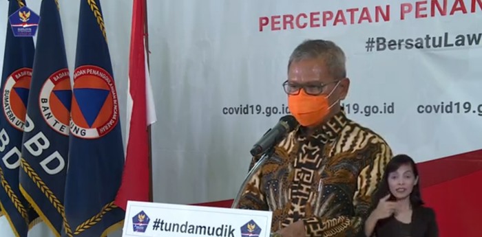 Achmad Yurianto bermasker oranye. (Tangkapan layar YouTube BNPB Indonesia)