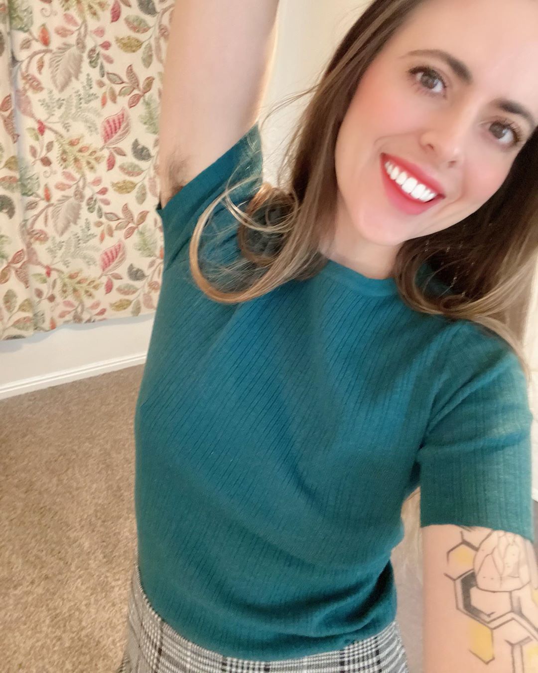 Brenna Pennly, Wanita yang Suka Pamer Bulu Ketiak.