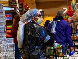 Masker Langka, Orang-orang Pakai Jas Hujan sampai Topeng