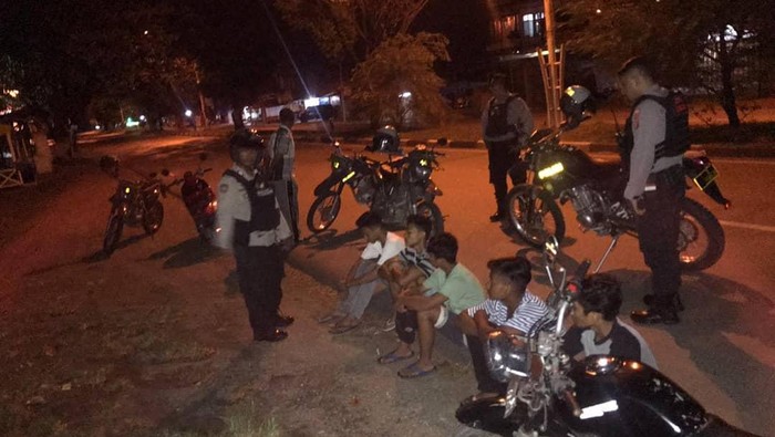 Personel Polresta Banda Aceh membubarkan aksi balap liar.