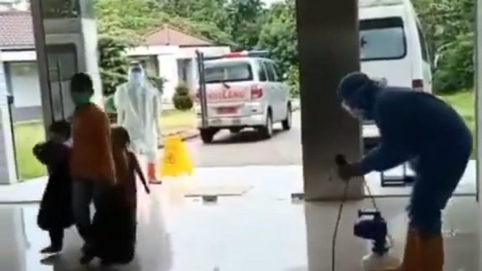 Tiga bocah di Bandung Barat terpaksa menginap di rumah sakit gegara ortu terpapar Corona