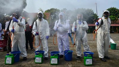 Penyemprotan Disinfektan di Pemukiman Padat Penduduk