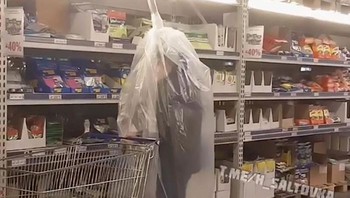 Kalau ini menggunakan plastik saat ia berbelanja di luar.  Foto: Bored Panda