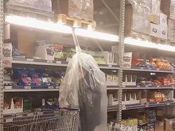 Masker Langka, Orang-orang Pakai Jas Hujan sampai Topeng