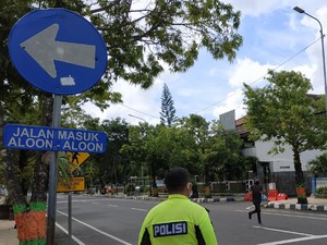 Warga Pacitan Manfaatkan Kawasan Physical Distancing untuk Berjemur Cegah Corona