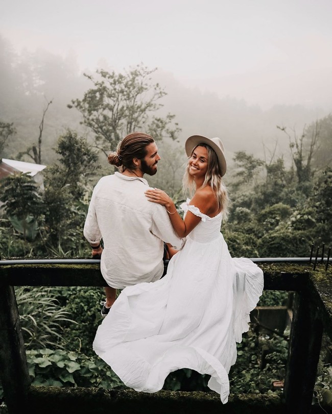 Pasangan selebgram lain yang juga menikmati masa isolasi mewah di Bali adalah Marie Fe dan Jake Snow. Keduanya memang pertama kali bertemu di Bali sebelum jadi influencer travel bersama. Mereka pun memutuskan untuk kembali ke Bali selama pandemi virus Corona. Seperti @doyoutravel, pasangan ini juga mengadopsi anjing untuk menemani masa-masa karantina. Foto: Instagram @mariefeandjakesnow