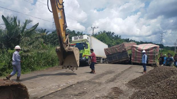 Truk Melintang di Jalan Rusak di Palembang