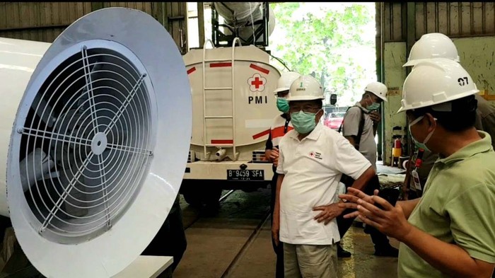 Ketum PMI Jusuf Kalla meninjau proses perakitan armada gunner milik PMI. Armada gunner ini akan digunakan untuk penyemprotan disinfektan terkait virus corona.
