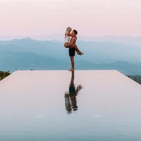 Di Instagram ada tren yang disebut sebagai smugsolation atau isolasi dengan pamer. Smugsolation dilakukan para selebgram dan orang-orang kaya dengan menunjukkan masa isolasi diri untuk mencegah penyebaran virus Corona dengan cara mewah. Tak seperti kebanyakan orang yang merasa bosan dan terkurung di rumah mereka bisa menikmati waktu itu di tempat indah. Foto: Instagram @doyoutravel