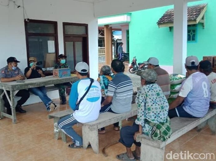 Polisi Banyuwangi membagikan sembako kepada warga Dusun Pancer, Desa Pesanggaran. Itu merupakan bentuk jaring pengamanan sosial dan ekonomi di tengah wabah corona.